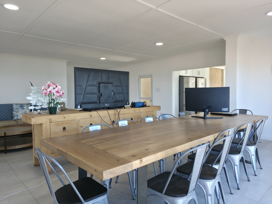 6 Bedroom Property for Sale in Wavecrest Eastern Cape